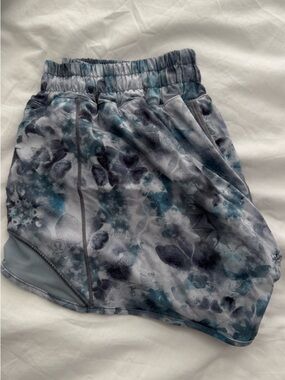 Lululemon Hotty Hot Short 2.5 inch | size 8 kaleidofloral multi
